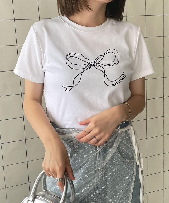 リボンモチーフTシャツ/ホワイト  モデル:155cm F着用