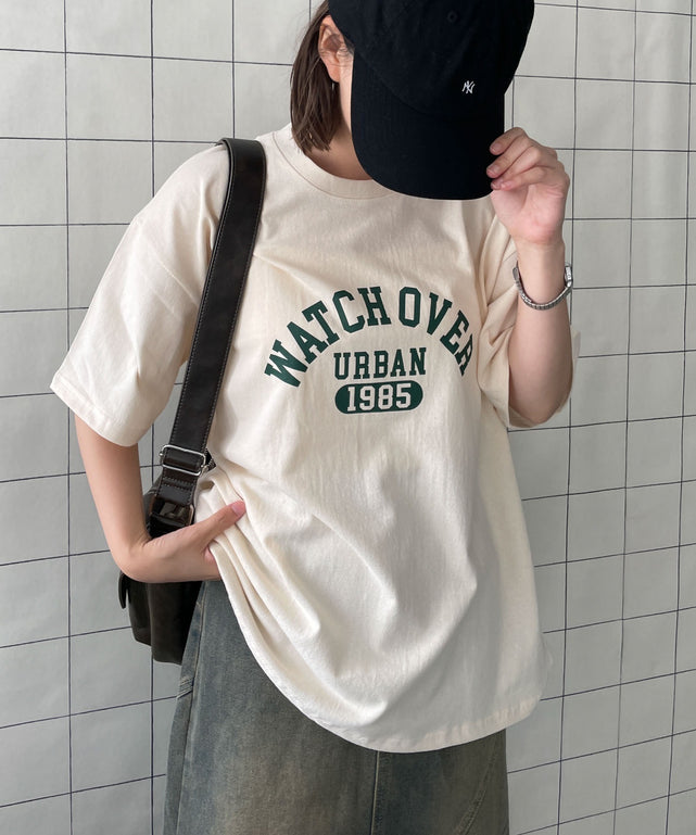 カレッジロゴプリントTシャツ【一部店舗限定】/ホワイトアイボリー　モデル:155cm F着用